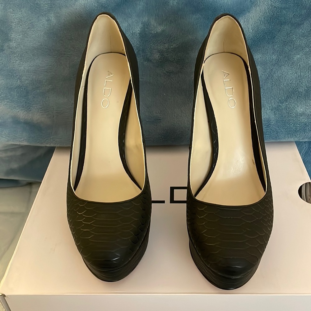 Aldo black platform pumps size 6